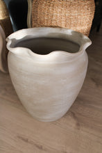 Afbeelding in Gallery-weergave laden, Handgemaakte mediterrane plantenpot | Beige