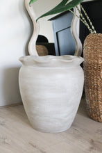 Afbeelding in Gallery-weergave laden, Handgemaakte mediterrane plantenpot | Beige
