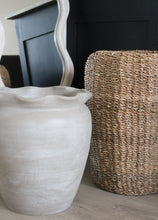 Afbeelding in Gallery-weergave laden, Handgemaakte mediterrane plantenpot | Beige