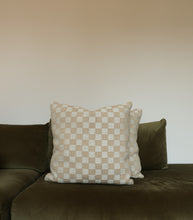 Afbeelding in Gallery-weergave laden, Larsen Cushion Checkered Beige | Different sizes

