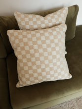 Afbeelding in Gallery-weergave laden, Larsen Cushion Checkered Beige | Different sizes
