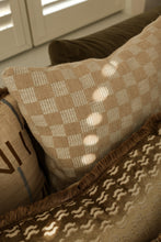 Afbeelding in Gallery-weergave laden, Larsen Cushion Checkered Beige | Different sizes
