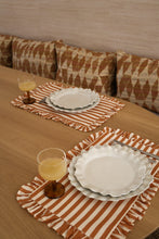 Afbeelding in Gallery-weergave laden, Brown wine glass
