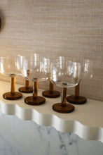 Afbeelding in Gallery-weergave laden, Brown wine glass
