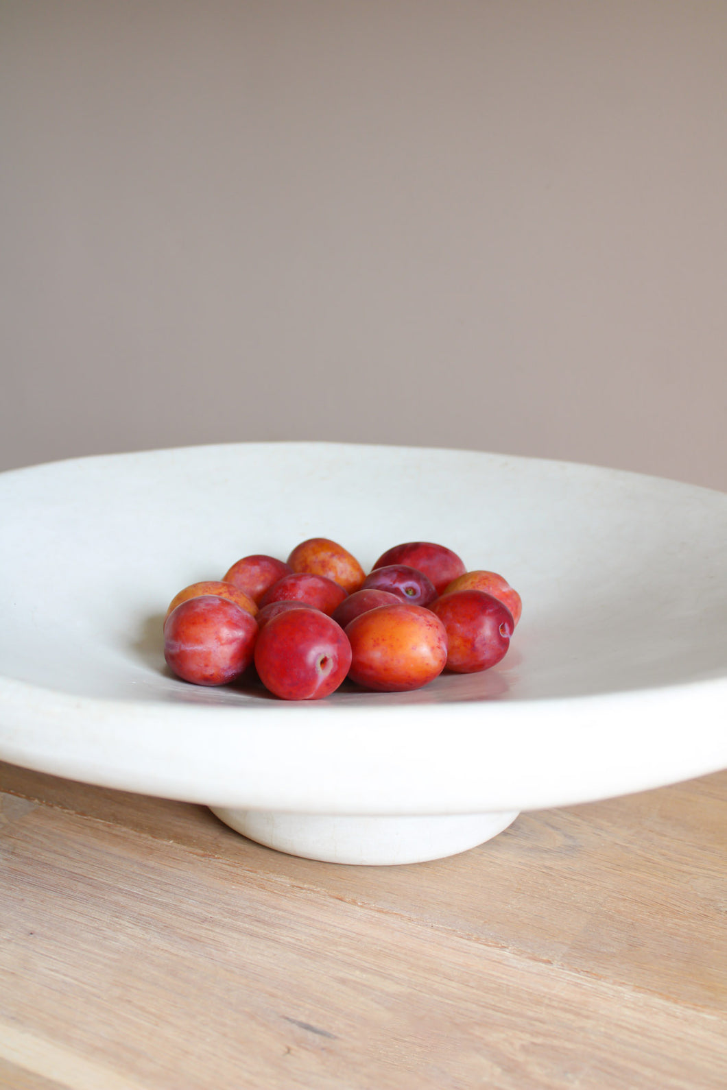 Handmade tadelakt salad bowl on foot | Ø45cm