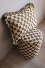 Afbeelding in Gallery-weergave laden, Faylien Poef | Larsen Checkered Caramel
