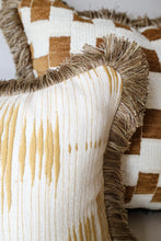 Afbeelding in Gallery-weergave laden, Larsen Butter Yellow Cushion
